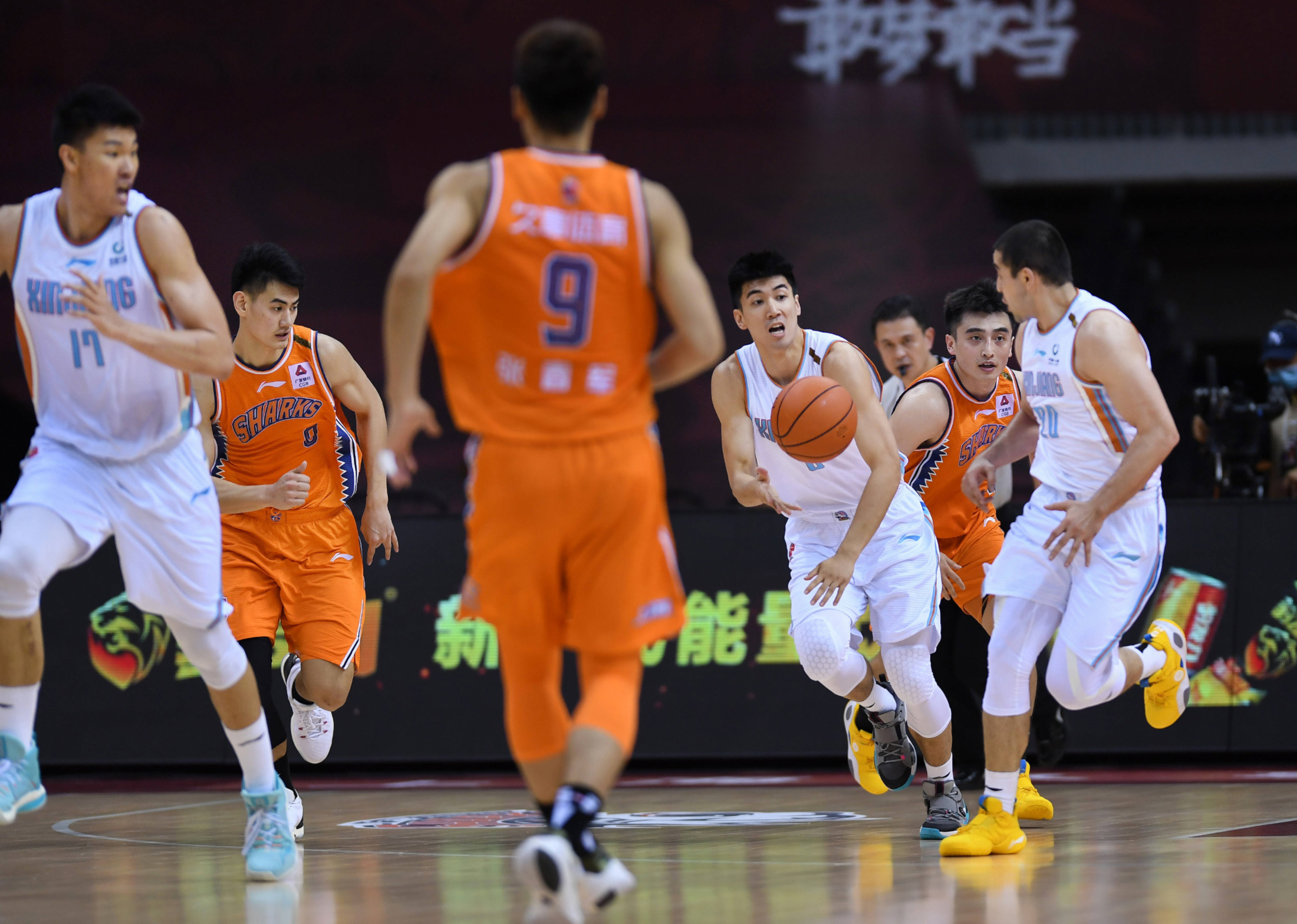 包含巴塞罗那围绕CBA季后赛外线爆发关键时刻新疆广汇调整名单以备CBA常规赛，连对手都承认：今夜休斯敦火箭备战欧联的词条